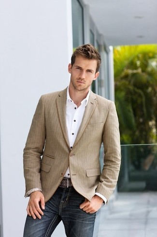 Un jean à porter avec un blazer beige pour un style chic decontractés en été: Harmonise un blazer beige avec un jean pour créer un look chic et décontracté. C'est une tenue parfaite pour être dans la tendance cet été.