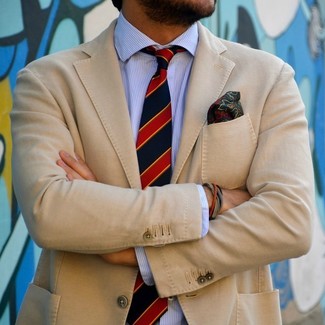 Comment porter une cravate multicolore: Pense à opter pour un blazer marron clair et une cravate multicolore pour dégager classe et sophistication.