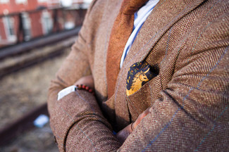 Comment porter un blazer en laine beige: Pense à marier un blazer en laine beige avec une chemise de ville bleu clair pour un look classique et élégant.