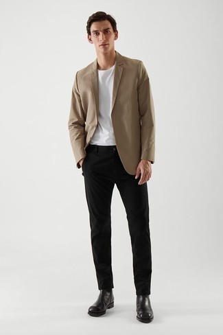 Comment porter un blazer en coton marron clair: Associe un blazer en coton marron clair avec un pantalon chino noir pour achever un look habillé mais pas trop. Une paire de bottines chelsea en cuir noires est une façon simple d'améliorer ton look.