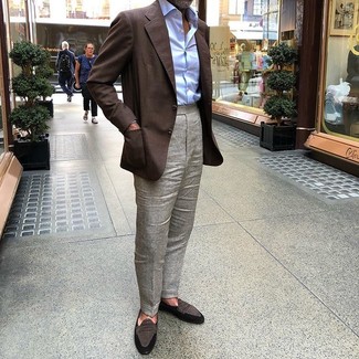 Comment porter des slippers après 50 ans: Choisis un blazer marron foncé et un pantalon de costume gris pour dégager classe et sophistication. Assortis ce look avec une paire de slippers.