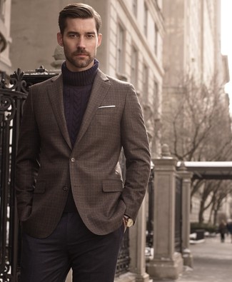 Comment porter un pantalon de costume en laine gris foncé pour un style chic decontractés: Pense à marier un blazer à carreaux marron foncé avec un pantalon de costume en laine gris foncé pour un look pointu et élégant.