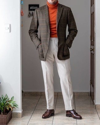Comment porter un pull à col roulé orange: Pense à harmoniser un pull à col roulé orange avec un pantalon de costume blanc pour un look classique et élégant. Cette tenue se complète parfaitement avec une paire de double monks en cuir marron foncé.