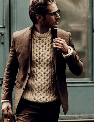 Comment porter un pantalon de costume en laine marron foncé: Pense à porter un blazer marron foncé et un pantalon de costume en laine marron foncé pour un look classique et élégant.