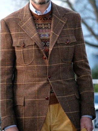 Comment porter un blazer écossais marron foncé: Porte un blazer écossais marron foncé et un jean en velours côtelé moutarde pour un look de tous les jours facile à porter.