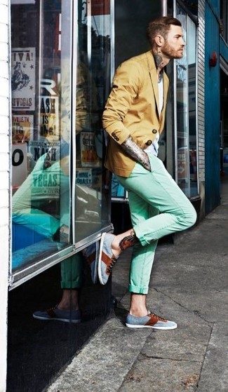 Comment porter un pantalon chino vert: Opte pour un blazer moutarde avec un pantalon chino vert pour aller au bureau. Jouez la carte décontractée pour les chaussures et complète cet ensemble avec une paire de tennis gris.
