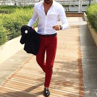 Comment porter un blazer noir: Choisis un blazer noir et un pantalon chino rouge pour un look idéal au travail. Une paire de slippers en cuir noirs ajoutera de l'élégance à un look simple.