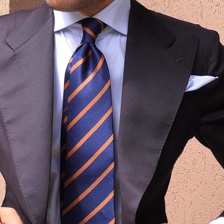 Comment porter une cravate à rayures verticales bleu marine: Marie un blazer noir avec une cravate à rayures verticales bleu marine pour dégager classe et sophistication.