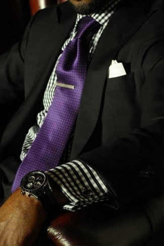 Comment porter une cravate pourpre: Opte pour un blazer noir avec une cravate pourpre pour un look pointu et élégant.