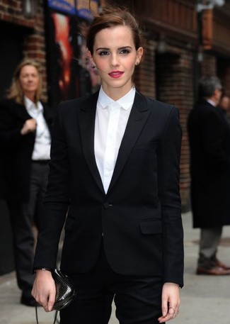 Tenue de Emma Watson: Blazer noir, Chemise de ville blanche, Pantalon de costume noir, Pochette gris foncé