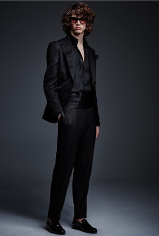 Comment porter un blazer en satin noir: Harmonise un blazer en satin noir avec un pantalon de costume noir pour un look classique et élégant. Cet ensemble est parfait avec une paire de slippers en cuir noirs.