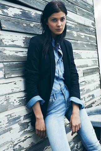 Comment porter un blazer noir et blanc: Associe un blazer noir et blanc avec un jean skinny déchiré bleu clair pour une tenue confortable aussi composée avec goût.
