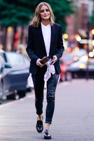 Comment porter des slippers en cuir noirs: Pense à porter un blazer noir et un pantalon slim en cuir noir pour un look de tous les jours facile à porter. Une paire de slippers en cuir noirs est une option génial pour complèter cette tenue.
