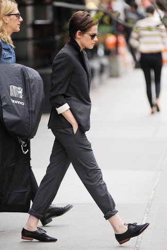 Comment porter un blazer noir en automne: Pense à marier un blazer noir avec un pantalon de costume gris foncé pour un look idéal au travail. Complète ce look avec une paire de chaussures richelieu en daim noires. On adore cette tenue, tellement automnale.