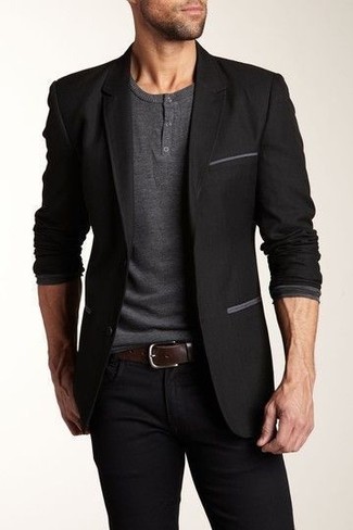 Comment porter un blazer noir: Associer un blazer noir avec un jean noir est une option avisé pour une journée au bureau.