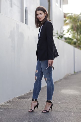 Comment porter un jean déchiré gris: Harmonise un blazer noir avec un jean déchiré gris pour achever un look chic. Une paire de sandales à talons en cuir noires est une option parfait pour complèter cette tenue.