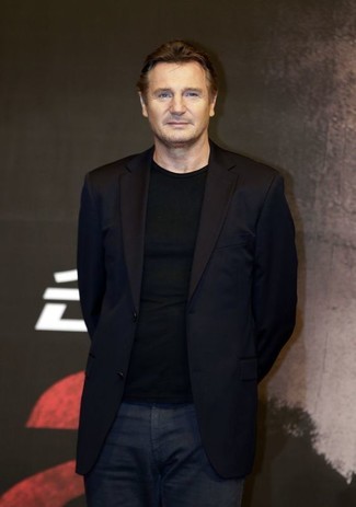 Tenue de Liam Neeson: Blazer noir, Pull à col rond noir, Jean bleu marine