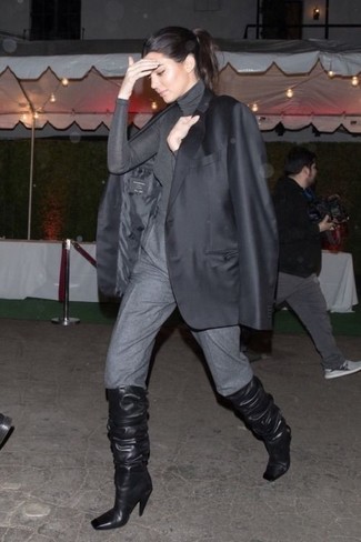 Tenue de Kendall Jenner: Blazer noir, Pull à col roulé gris, Pantalon carotte gris, Bottes hauteur genou en cuir noires