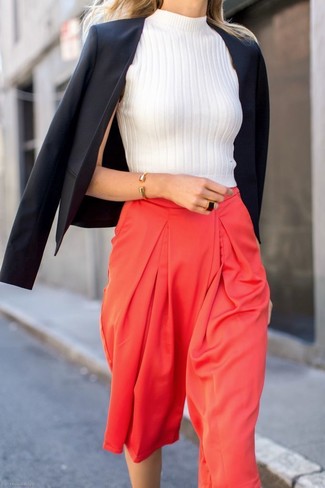 Comment porter un pull à col roulé blanc: Harmonise un pull à col roulé blanc avec une jupe-culotte rouge pour une tenue idéale le week-end.
