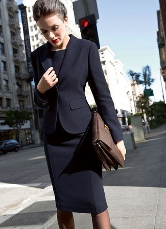 Comment porter une robe fourreau noire: Pense à associer une robe fourreau noire avec un blazer noir pour créer un look chic et décontracté.