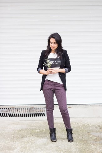 Comment porter un pantalon slim violet: Pense à associer un blazer noir avec un pantalon slim violet pour une tenue idéale le week-end. Une paire de bottines en cuir noires est une option avisé pour complèter cette tenue.