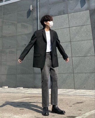 Comment porter un jean gris foncé: Associe un blazer noir avec un jean gris foncé pour créer un look chic et décontracté. Transforme-toi en bête de mode et fais d'une paire de bottines chelsea en cuir noires ton choix de souliers.