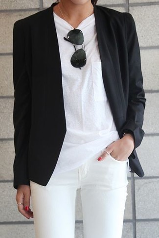 Comment porter un jean blanc: Marie un blazer noir avec un jean blanc pour affronter sans effort les défis que la journée te réserve.
