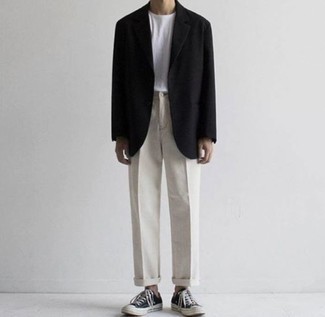 Tenue: Blazer noir, T-shirt à col rond blanc, Pantalon chino gris, Baskets basses en toile noires et blanches