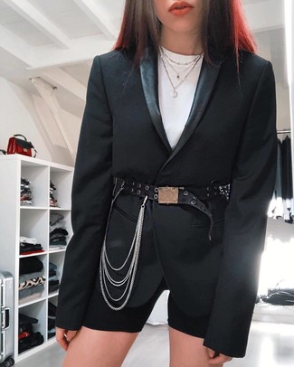 Comment porter une ceinture serre-taille en cuir ornée noire: Associe un blazer noir avec une ceinture serre-taille en cuir ornée noire pour une impression décontractée.