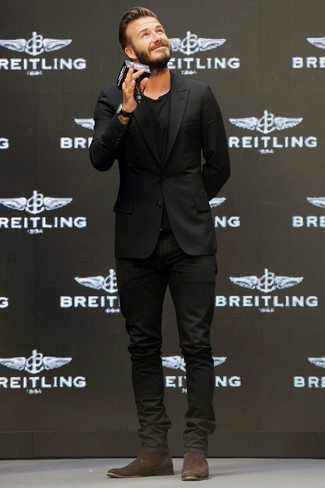 Tenue de David Beckham: Blazer noir, T-shirt à col rond noir, Jean noir, Bottines chelsea en daim marron foncé