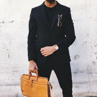 Comment porter un blazer noir: Pense à associer un blazer noir avec un pantalon chino noir pour aller au bureau.
