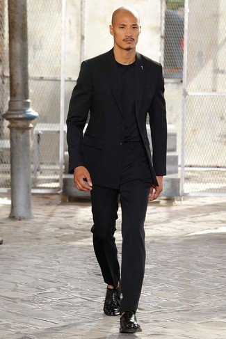 Comment porter un blazer noir: Pense à marier un blazer noir avec un pantalon de costume noir pour un look classique et élégant. Cet ensemble est parfait avec une paire de chaussures richelieu en cuir noires.