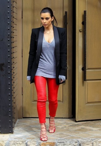 Comment porter des sandales à talons en cuir rouges: Marie un blazer noir avec un pantalon slim en cuir rouge pour achever un style chic et glamour. Cette tenue se complète parfaitement avec une paire de sandales à talons en cuir rouges.