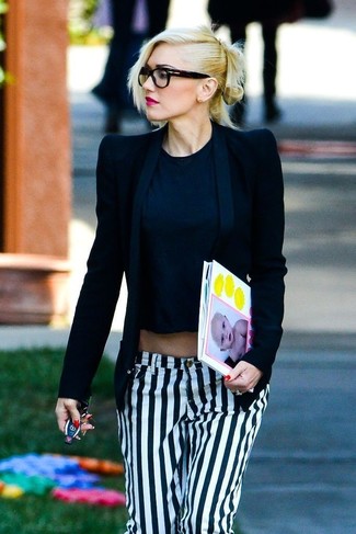 Tenue de Gwen Stefani: Blazer noir, Top court noir, Jean à rayures verticales blanc et noir