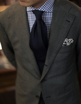 Comment porter un blazer olive: Pense à porter un blazer olive et une chemise de ville en vichy blanc et bleu marine pour un look idéal au travail.