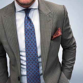 Comment porter une cravate imprimée pour un style chic decontractés en été: Associer un blazer à rayures verticales olive et une cravate imprimée créera un look pointu et élégant. On craque pour ce look, bien estivale.