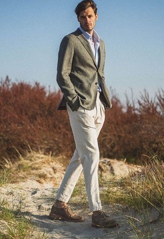 Comment porter un blazer en laine olive: Choisis un blazer en laine olive et un pantalon chino en lin beige pour aller au bureau. Une paire de chaussures brogues en daim marron est une façon simple d'améliorer ton look.