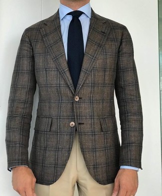 Comment porter un blazer écossais olive avec un pantalon de costume beige: Harmonise un blazer écossais olive avec un pantalon de costume beige pour dégager classe et sophistication.