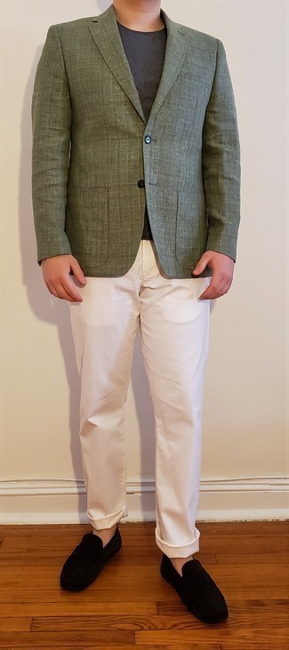 Comment porter un blazer vert foncé: Essaie d'associer un blazer vert foncé avec un pantalon chino blanc pour créer un look chic et décontracté. Jouez la carte décontractée pour les chaussures et complète cet ensemble avec une paire de mocassins en daim marron foncé.