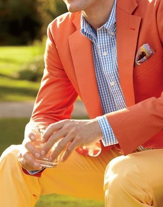 Comment porter un pantalon chino moutarde: Pense à opter pour un blazer orange et un pantalon chino moutarde pour aller au bureau.