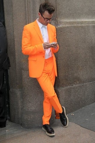 Comment porter un pantalon de costume doré: Associer un blazer orange et un pantalon de costume doré créera un look pointu et élégant. Une paire de chaussures derby en cuir noires s'intégrera de manière fluide à une grande variété de tenues.