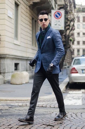Comment porter une écharpe écossaise bleu marine: Associe un blazer bleu avec une écharpe écossaise bleu marine pour un look idéal le week-end. Apportez une touche d'élégance à votre tenue avec une paire de bottines chelsea en cuir noires.