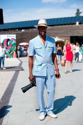 Tenue: Blazer bleu clair, Pantalon de costume bleu clair, Chaussures derby en daim blanches, Chapeau de paille blanc