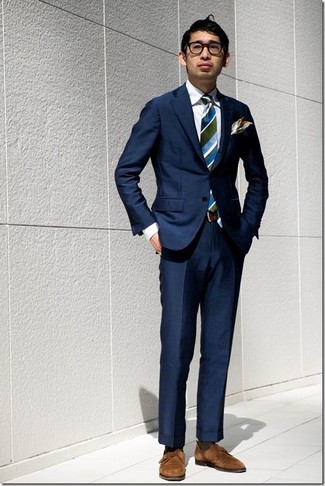Comment porter une cravate à rayures verticales bleu marine: Porte un blazer bleu marine et une cravate à rayures verticales bleu marine pour dégager classe et sophistication. Une paire de double monks en daim marron est une option astucieux pour complèter cette tenue.