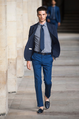 Comment porter une cravate en vichy bleu marine et blanc à 30 ans: Associe un blazer bleu marine avec une cravate en vichy bleu marine et blanc pour un look pointu et élégant. Termine ce look avec une paire de slippers en cuir bleu marine.