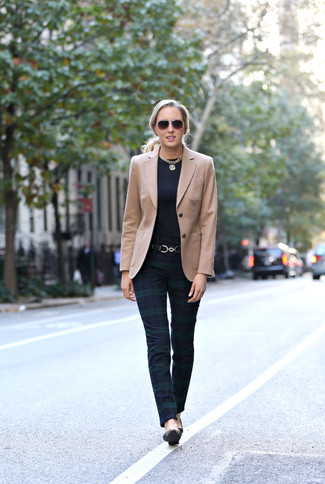 Comment porter un blazer marron clair à 30 ans: Essaie de marier un blazer marron clair avec un pantalon slim écossais bleu marine pour un déjeuner le dimanche entre amies. Une paire de escarpins en cuir noirs est une option génial pour complèter cette tenue.