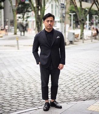 Comment porter un jean gris foncé: Associe un blazer noir avec un jean gris foncé pour un look idéal au travail. Ajoute une paire de chaussures derby en cuir noires à ton look pour une amélioration instantanée de ton style.