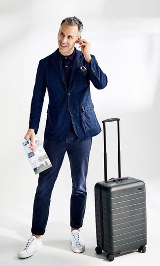 Comment porter une valise gris foncé: Pour une tenue aussi confortable que ton canapé, essaie d'associer un blazer bleu marine avec une valise gris foncé. Choisis une paire de baskets basses en cuir blanches pour afficher ton expertise vestimentaire.
