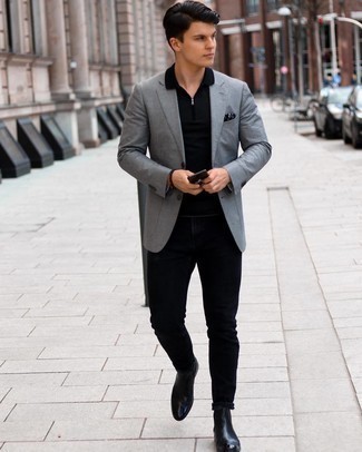 Comment porter un blazer gris: Pense à porter un blazer gris et un jean noir pour créer un look chic et décontracté. Complète cet ensemble avec une paire de bottines chelsea en cuir noires pour afficher ton expertise vestimentaire.