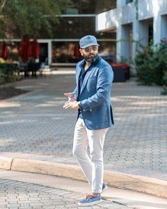 Comment porter un blazer bleu: Essaie d'harmoniser un blazer bleu avec un jean blanc si tu recherches un look stylé et soigné. Si tu veux éviter un look trop formel, fais d'une paire de baskets basses en toile bleu marine ton choix de souliers.